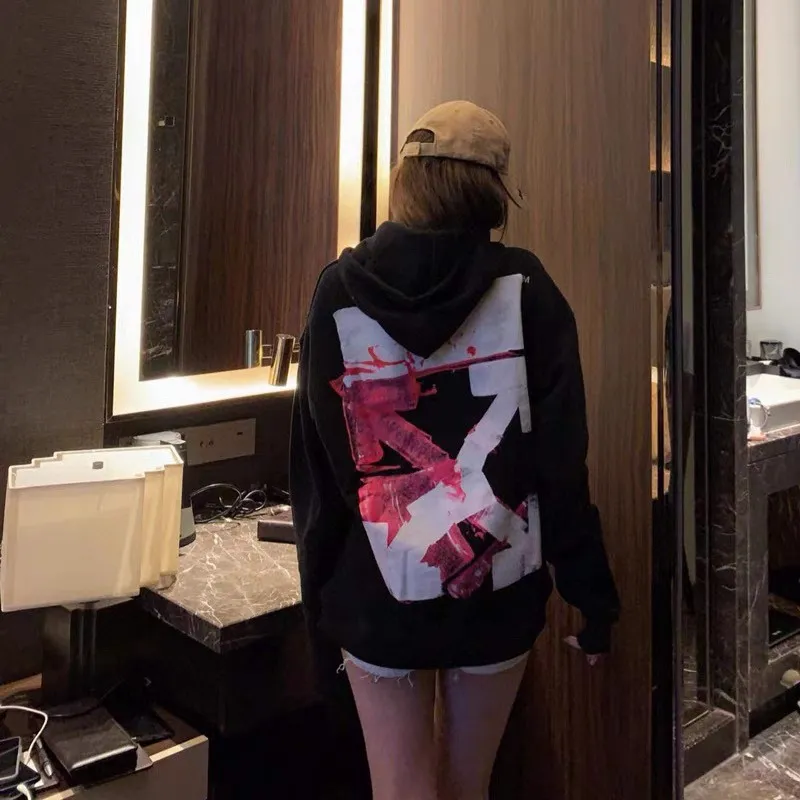♻️💯Upper body reference model picture❤️Top tested version OFFWHITE (OW) pink hand-painted graffiti limited edition incomplete arrow hoodie pullover sweatshirt pure cotton loose printing using composite screen printing. Looks like graffiti. The new logo print is simple and clean on the chest. The left and right hands of the portrait click off and white respectively, and there is an extra rose-red paint embellishment. This may be inseparable from the street graffiti culture. The back is the iconic large arrow pattern, black and white contrasting colors, graffiti and wall painting techniques. Every trace is obvious. One of the arrows is painted with rose-red paint. The natural effect of the pigment is smudged, with a feeling of depth and water stains, which is very special. The fabric is made of 460g fish scale terry cotton fabric, which is full of drape and is a big release. Size: XS-L Color: Black P:390